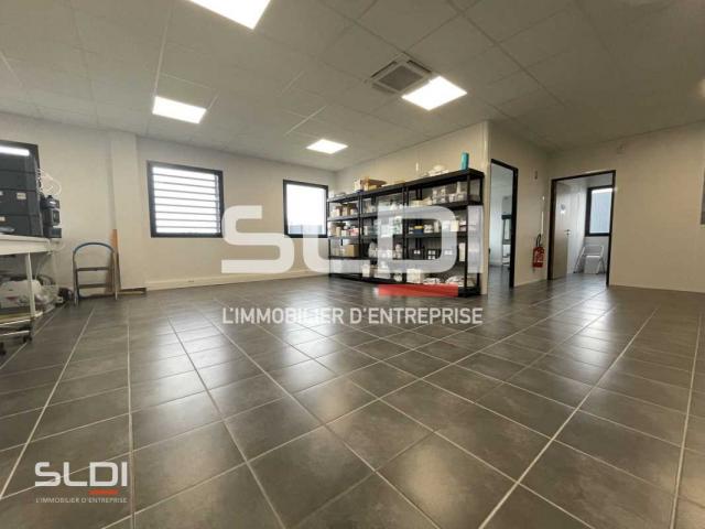 Locaux d'activités A LOUER - SAINT PRIEST - 328 m²