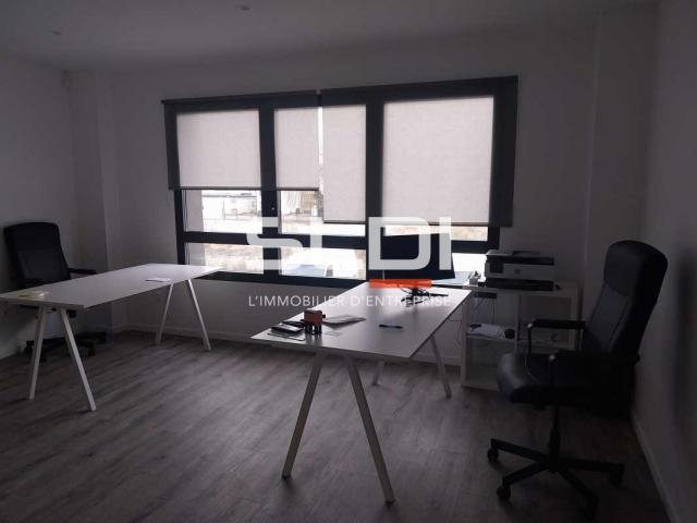 Locaux d'activités A VENDRE OU A LOUER - BOURGOIN JALLIEU - 231 m²