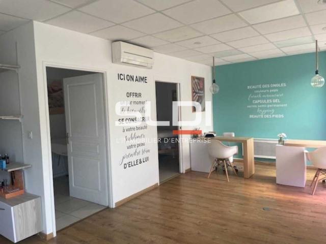 Commerces A VENDRE OU A LOUER - SATHONAY CAMP - 137 m²
