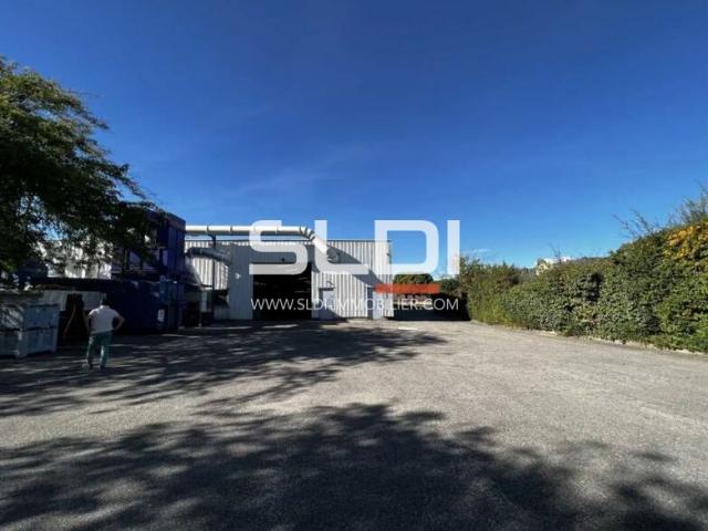 Locaux d'activités A VENDRE OU A LOUER - BRON - 1 970 m²