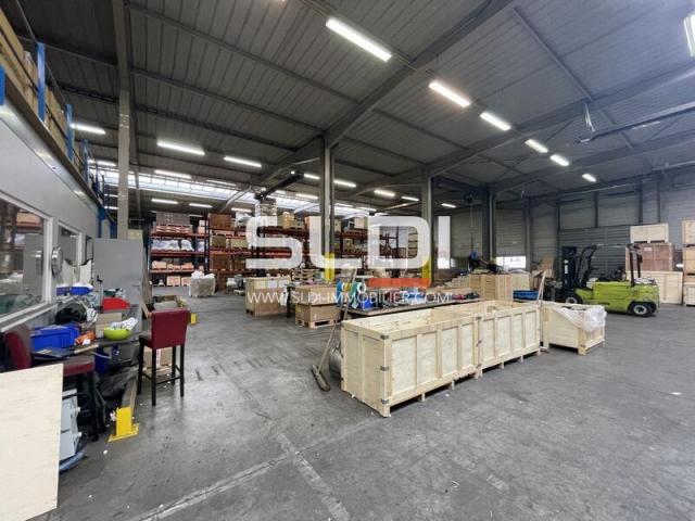 Locaux d'activités A LOUER - GENAS - 1 858 m²