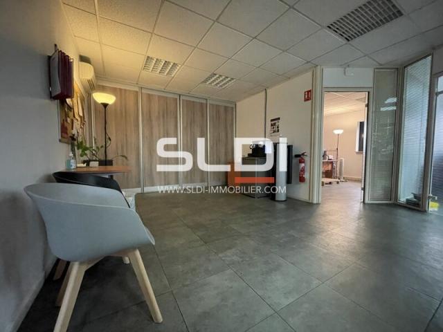 Locaux d'activités A LOUER - GENAS - 1 858 m²