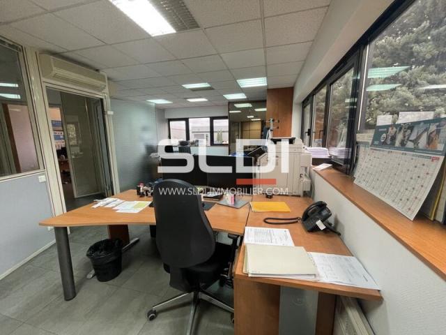 Locaux d'activités A LOUER - GENAS - 1 858 m²