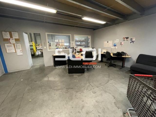 Locaux d'activités A LOUER - GENAS - 1 858 m²