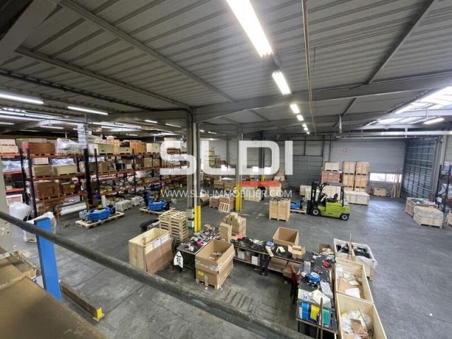 Locaux d'activités A LOUER - GENAS - 1 858 m²