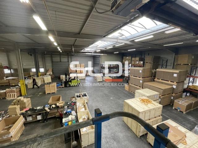 Locaux d'activités A LOUER - GENAS - 1 858 m²