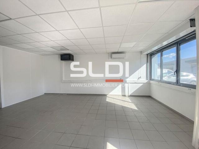 Locaux d'activités A LOUER - SAINT PRIEST - 670 m²