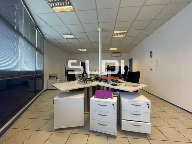 Bureaux A LOUER - VAULX EN VELIN - 382 m²