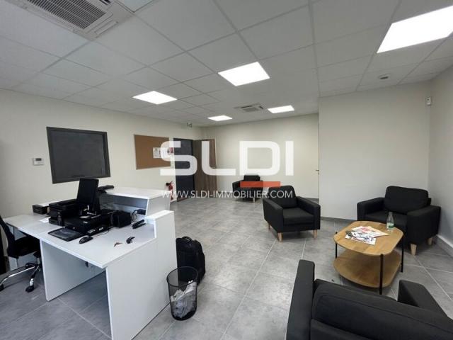 Locaux d'activités A LOUER - VILLEFRANCHE SUR SAONE - 327 m²