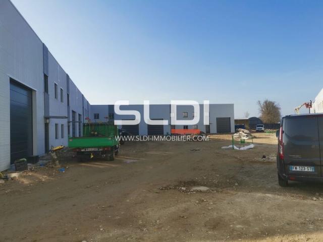 Locaux d'activités A LOUER - MORESTEL - 2 722 m²