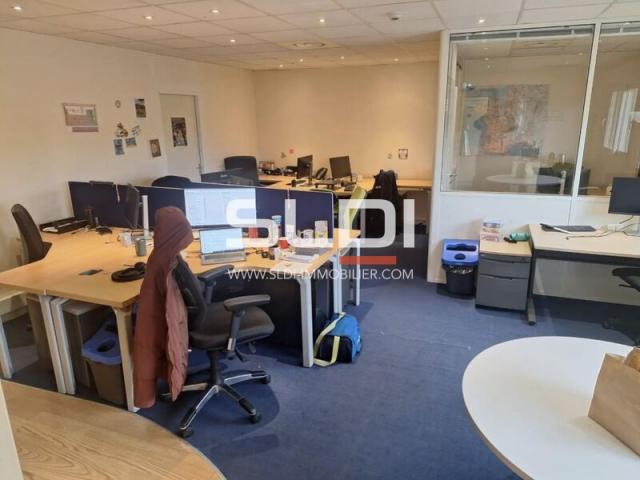 Bureaux A LOUER - CHASSIEU - 210 m²
