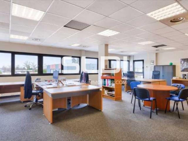 Locaux d'activités A LOUER - SAINT PRIEST - 1 075 m²