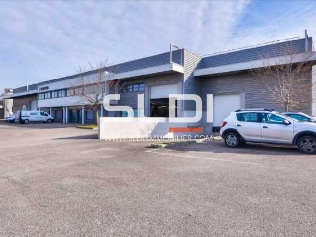 Locaux d'activités A LOUER - SAINT PRIEST - 1 075 m²