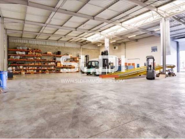 Locaux d'activités A LOUER - SAINT PRIEST - 1 075 m²