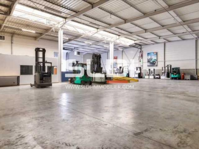 Locaux d'activités A LOUER - SAINT PRIEST - 1 075 m²