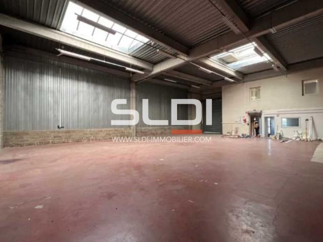 Locaux d'activités A LOUER - SAINT PRIEST - 370 m²