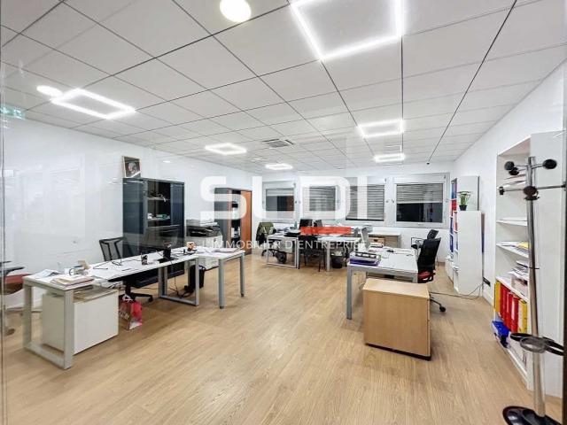Locaux d'activités A VENDRE - VAULX EN VELIN - 1 800 m²