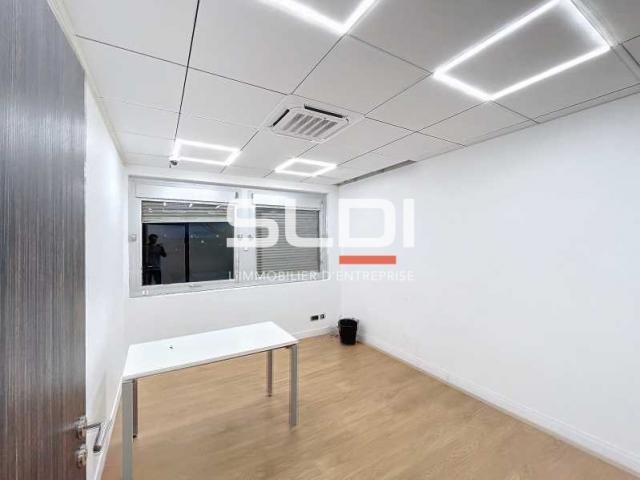 Locaux d'activités A VENDRE - VAULX EN VELIN - 1 800 m²