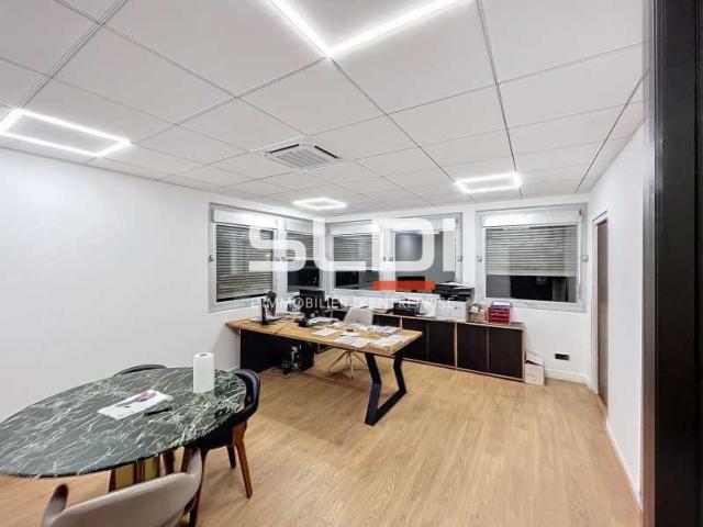 Locaux d'activités A VENDRE - VAULX EN VELIN - 1 800 m²