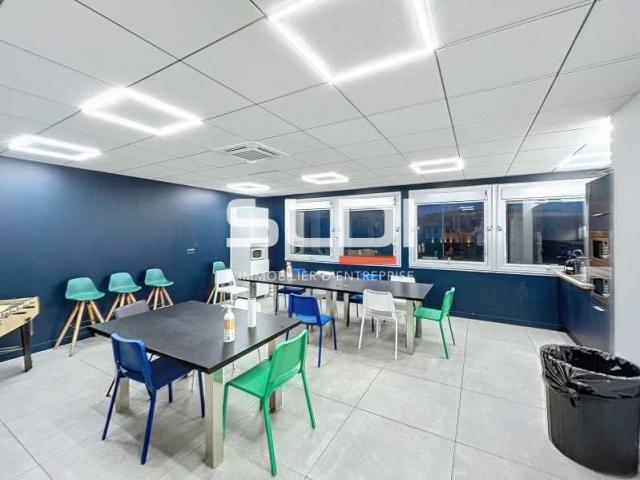 Locaux d'activités A VENDRE - VAULX EN VELIN - 1 800 m²