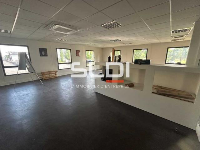 Locaux d'activités A LOUER - ARNAS - 3 304 m²