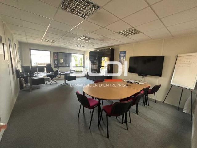 Locaux d'activités A LOUER - ARNAS - 3 304 m²