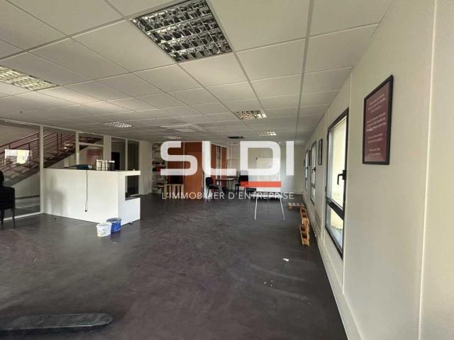 Locaux d'activités A LOUER - ARNAS - 3 304 m²