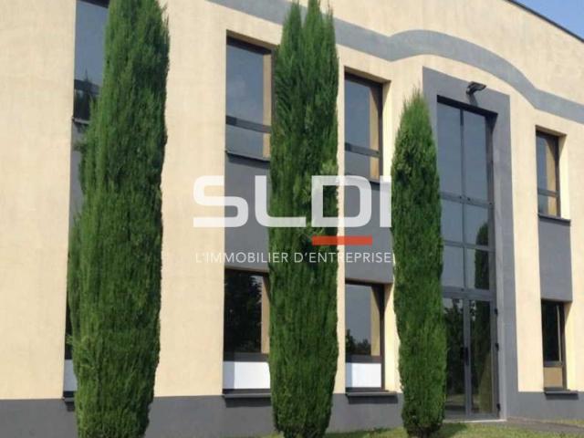 Locaux d'activités A LOUER - ARNAS - 3 304 m²