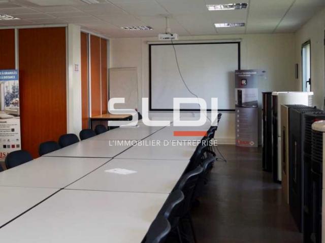 Locaux d'activités A LOUER - ARNAS - 3 304 m²