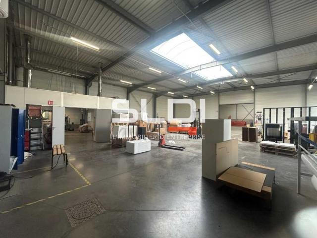 Locaux d'activités A LOUER - ARNAS - 3 304 m²