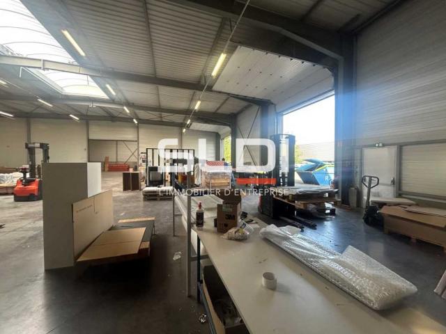 Locaux d'activités A LOUER - ARNAS - 3 304 m²