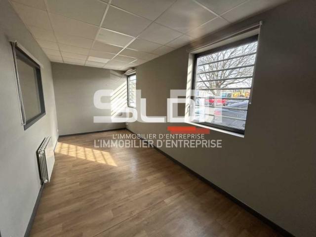 Locaux d'activités A LOUER - SAINT PRIEST - 2 160 m²
