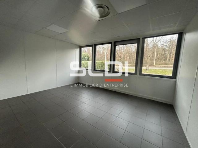 Locaux d'activités A LOUER - SAINT PRIEST - 2 160 m²