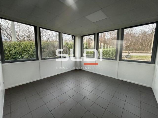 Locaux d'activités A LOUER - SAINT PRIEST - 2 160 m²