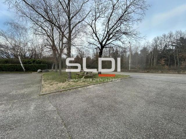 Locaux d'activités A LOUER - SAINT PRIEST - 2 160 m²