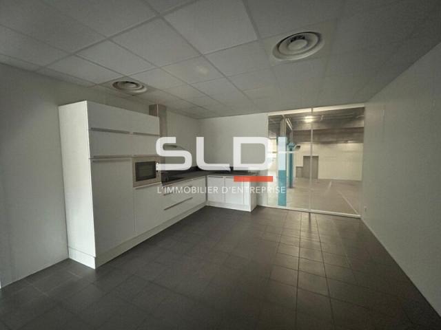 Locaux d'activités A LOUER - SAINT PRIEST - 2 160 m²