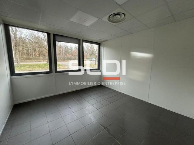 Locaux d'activités A LOUER - SAINT PRIEST - 2 160 m²