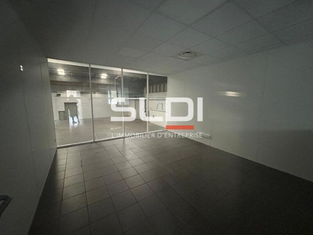 Locaux d'activités A LOUER - SAINT PRIEST - 2 160 m²