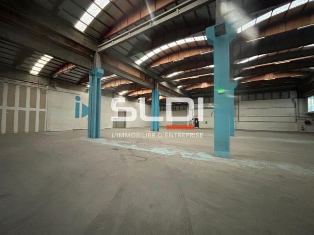 Locaux d'activités A LOUER - SAINT PRIEST - 2 160 m²