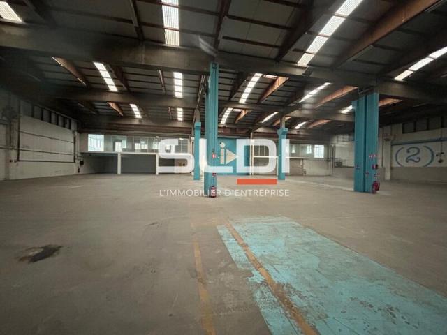 Locaux d'activités A LOUER - SAINT PRIEST - 2 160 m²
