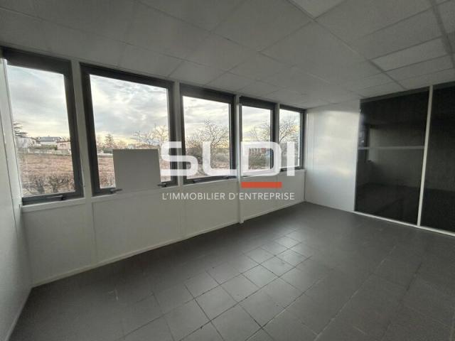 Locaux d'activités A LOUER - SAINT PRIEST - 2 160 m²