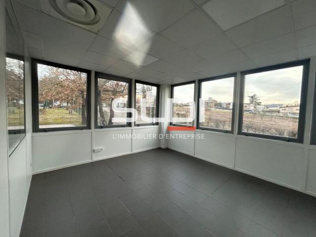 Locaux d'activités A LOUER - SAINT PRIEST - 2 160 m²