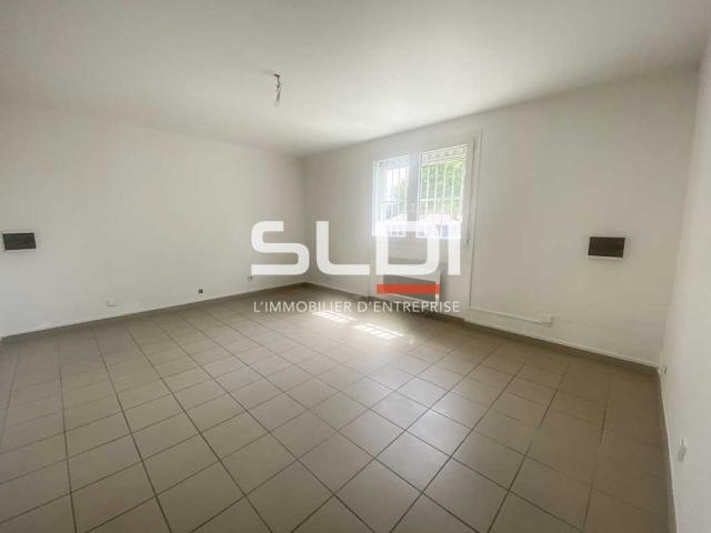 Locaux d'activités A LOUER - SAINT LAURENT DE MURE - 740 m²