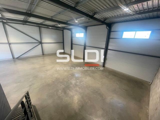 Locaux d'activités A LOUER - CHASSIEU - 2 106 m²