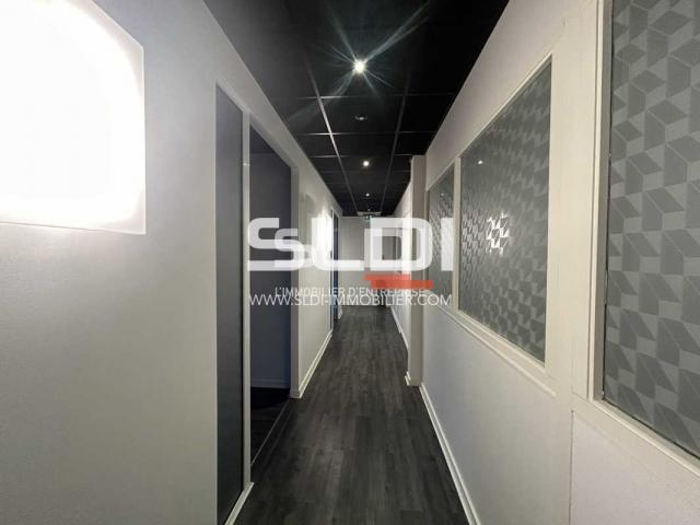 Locaux d'activités A VENDRE - RILLIEUX LA PAPE - 330 m²