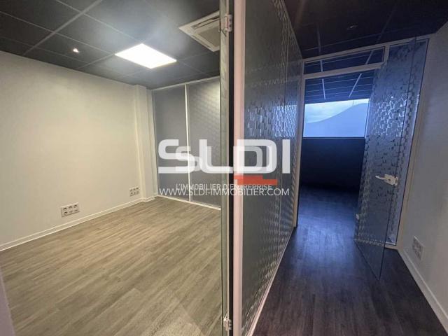Locaux d'activités A VENDRE - RILLIEUX LA PAPE - 330 m²