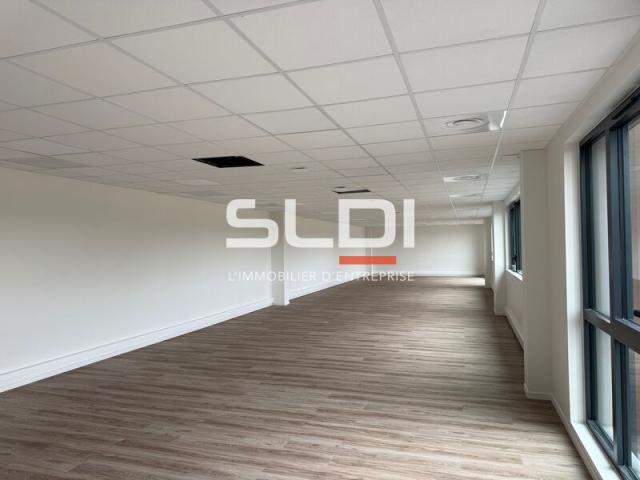 Locaux d'activités A LOUER - SAINT LAURENT DE MURE - 5 687 m²