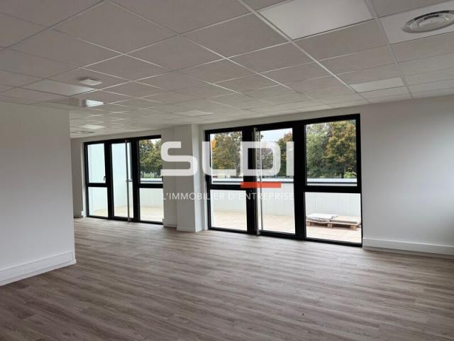 Locaux d'activités A LOUER - SAINT LAURENT DE MURE - 5 687 m²