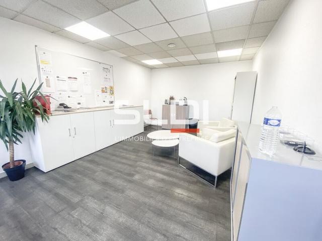 Locaux d'activités A LOUER - GENAS - 2 208 m²