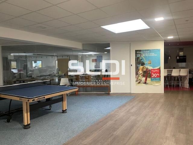 Locaux d'activités A VENDRE - RILLIEUX LA PAPE - 850 m²
